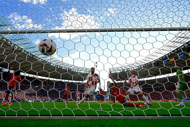 "Cá to" của Man United nổ súng khai màn, Tây Ban Nha khiến nhà vô địch châu Âu phải cúi mặt vì vỡ trận- Ảnh 3.
