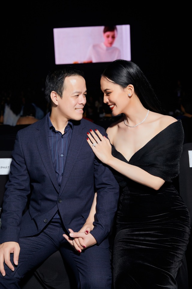 Sang Lê và chồng doanh nhân "dính như sam" tại Tuần lễ Thời trang Quốc tế Việt Nam 2024- Ảnh 1.