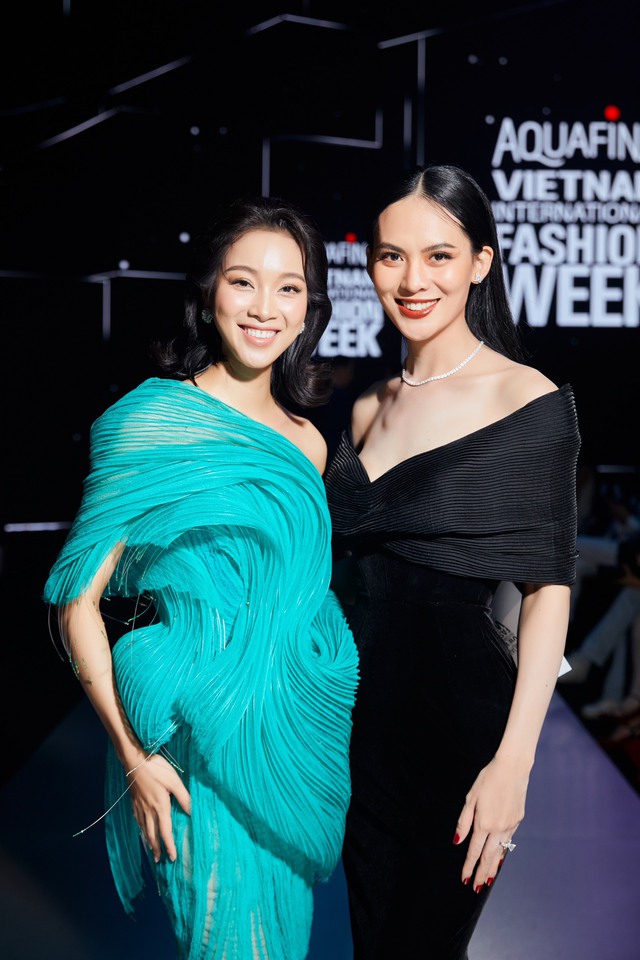 Sang Lê và chồng doanh nhân "dính như sam" tại Tuần lễ Thời trang Quốc tế Việt Nam 2024- Ảnh 10.