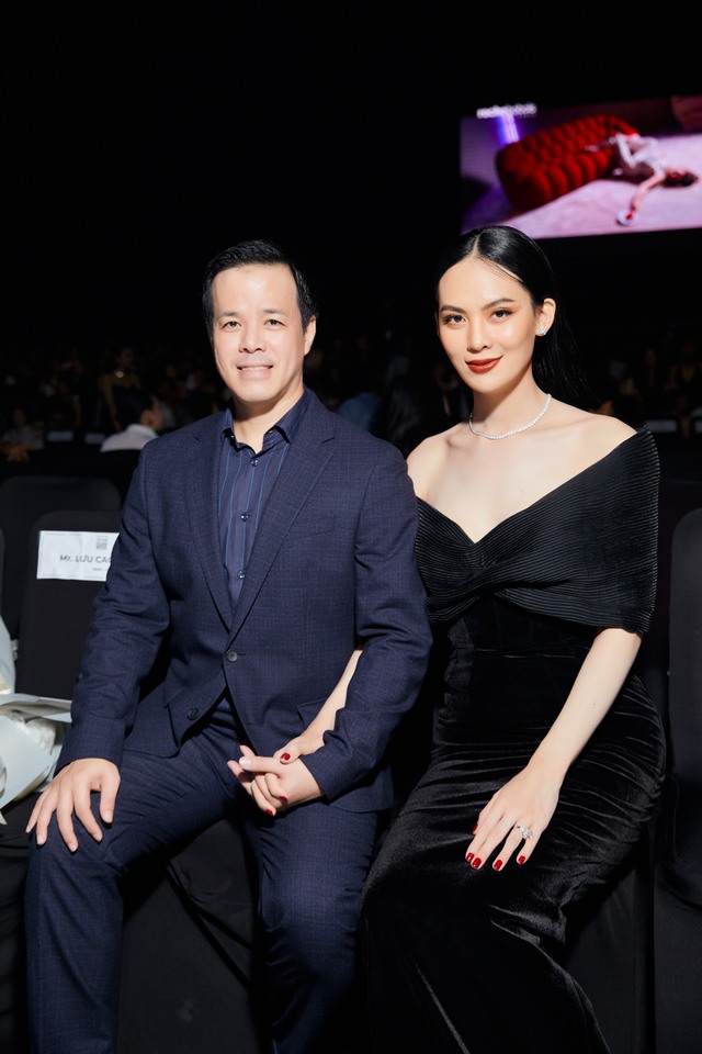 Sang Lê và chồng doanh nhân "dính như sam" tại Tuần lễ Thời trang Quốc tế Việt Nam 2024- Ảnh 3.