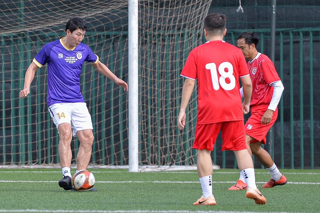 HLV Kim Sang-sik và Văn Quyết thành đồng đội, nhận "cái kết buồn" trong trận đấu tại VFF- Ảnh 1.