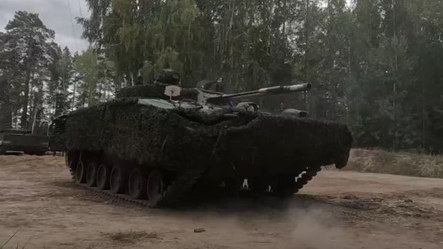 Hàng chục xe chiến đấu bộ binh BMP-3 tham chiến - Ảnh 1.