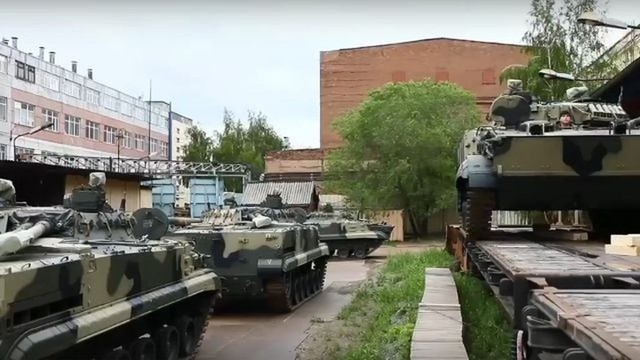 Hàng chục xe chiến đấu bộ binh BMP-3 tham chiến - Ảnh 2.