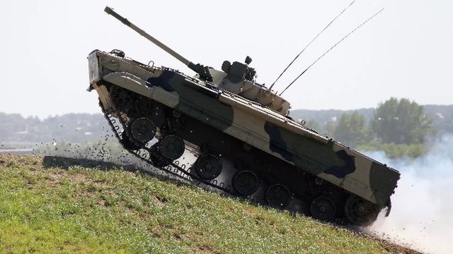 Hàng chục xe chiến đấu bộ binh BMP-3 tham chiến - Ảnh 4.