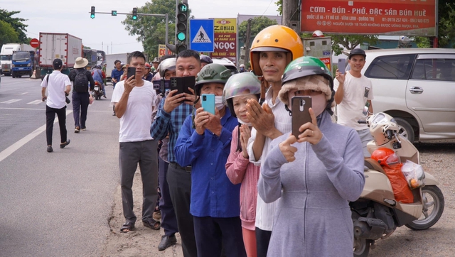 Thêm 2 người bị sốc nhiệt khi bám theo ông Thích Minh Tuệ, tình hình sức khoẻ hiện tại ra sao?- Ảnh 3.