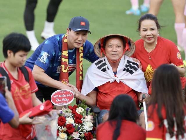 Sau tuyên bố nhiều ẩn ý về ĐTVN, HLV Kim Sang-sik đang lần theo "lộ trình Park Hang-seo" bằng cách nào?- Ảnh 2.