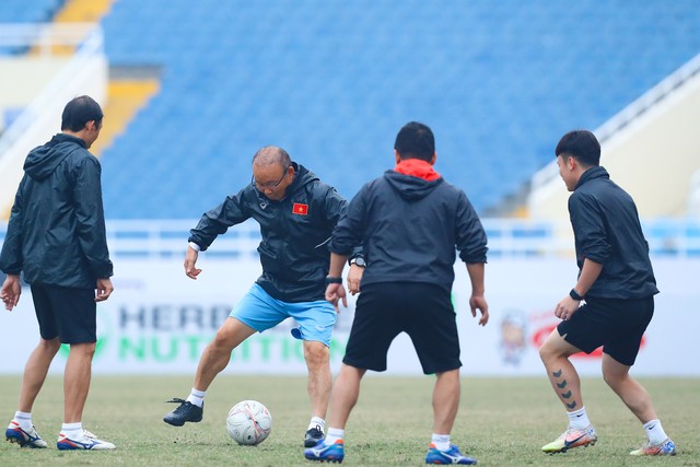 Sau tuyên bố nhiều ẩn ý về ĐTVN, HLV Kim Sang-sik đang lần theo "lộ trình Park Hang-seo" bằng cách nào?- Ảnh 4.