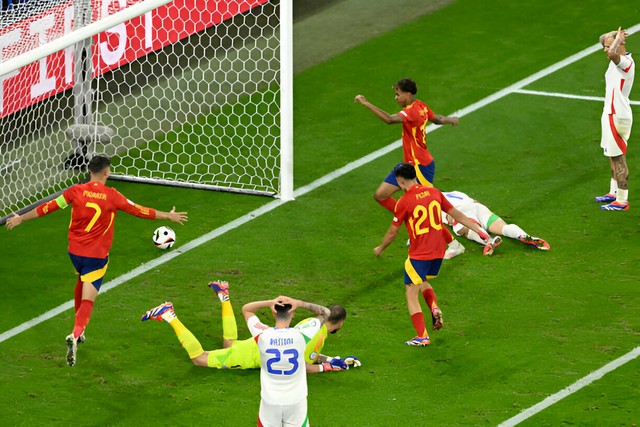 Chơi "tan vàng nát đá", Tây Ban Nha khiến đại kình địch phải thấy mình may mắn dù thua trận- Ảnh 1.