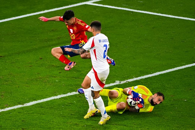 Chơi "tan vàng nát đá", Tây Ban Nha khiến đại kình địch phải thấy mình may mắn dù thua trận- Ảnh 2.