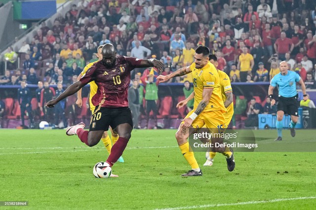 Lập "hat-trick" kỳ quặc nhất Euro, Lukaku vẫn chuộc lỗi trong ngày đội tuyển Bỉ xoay chuyển tình thế- Ảnh 1.