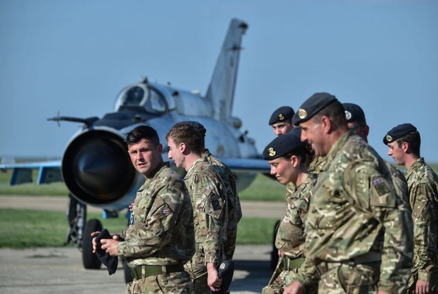 NATO sắp có căn cứ không quân lớn nhất châu Âu ngay cửa ngõ Ukraine - Ông Putin thề 'đi đến cùng' với Kiev- Ảnh 1.