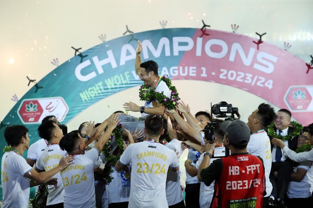 Văn Toàn gọi cả dòng họ đến mừng vô địch V.League, tiết lộ màn khoe cúp với Công Phượng- Ảnh 4.