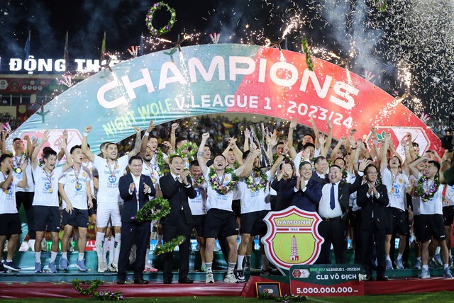 HLV Kim Sang-sik ra về sớm, không xem CLB Nam Định nâng cúp vô địch V.League- Ảnh 2.