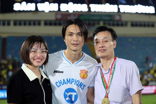 HLV Kim Sang-sik ra về sớm, không xem CLB Nam Định nâng cúp vô địch V.League- Ảnh 5.