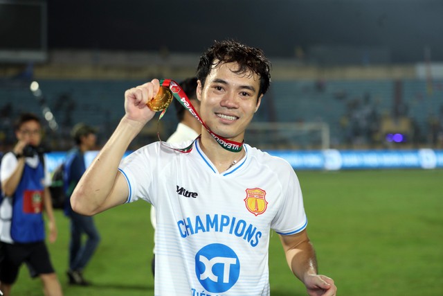 Văn Toàn gọi cả dòng họ đến mừng vô địch V.League, tiết lộ màn khoe cúp với Công Phượng- Ảnh 2.