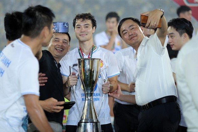 HLV Kim Sang-sik ra về sớm, không xem CLB Nam Định nâng cúp vô địch V.League- Ảnh 3.