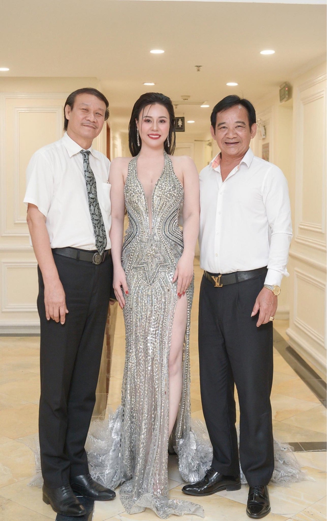 Hoa hậu Phan Kim Oanh quên ngày sinh nhật, xúc động khi được NSƯT Quang Tèo tặng hoa- Ảnh 4.