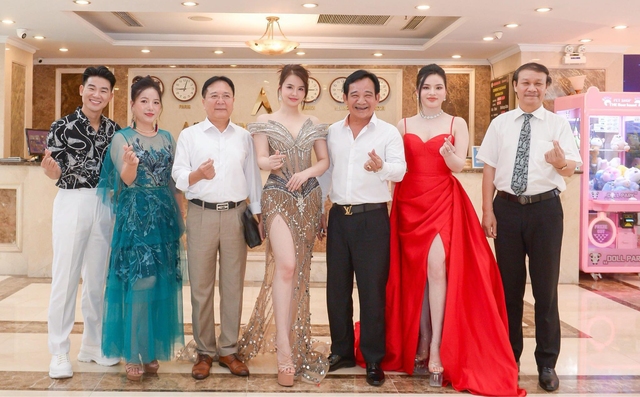 Hoa hậu Phan Kim Oanh quên ngày sinh nhật, xúc động khi được NSƯT Quang Tèo tặng hoa- Ảnh 3.
