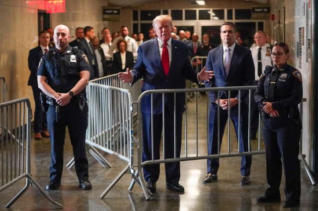 Ông Trump bị xét xử tại "sân nhà" Đảng Dân chủ: Phiên tòa kết án chờ sẵn giữa đường đua Tổng thống- Ảnh 4.