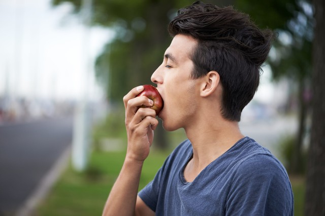 Người đàn ông hôn mê sau khi ăn táo: Chuyên gia chỉ ra một sai lầm "chí mạng"- Ảnh 1.