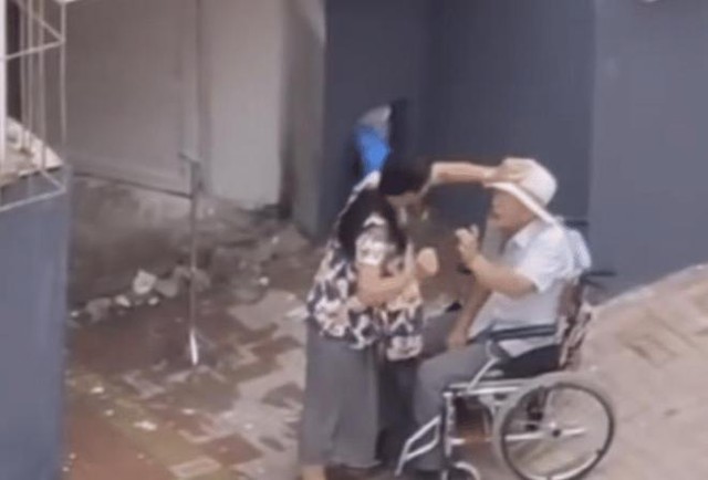 Camera ghi lại cảnh vợ bạo hành người chồng đang ngồi xe lăn: Nghe lý do ai cũng xót xa- Ảnh 1.