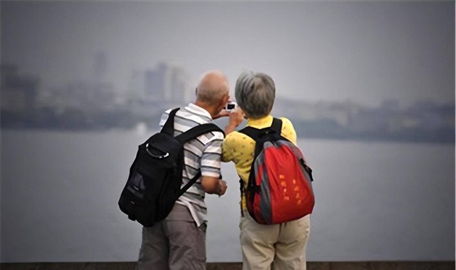 Tôi dự định sẽ nghỉ hưu khi 55 tuổi nhưng vội "quay xe" sau khi nghe câu chuyện của hai người đồng nghiệp- Ảnh 1. Tôi dự định sẽ nghỉ hưu khi 55 tuổi nhưng vội "quay xe" sau khi nghe câu chuyện của hai người đồng nghiệp- Ảnh 1.