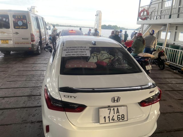 Tờ giấy lạ dán phía sau ô tô khiến người đi đường sửng sốt, không nỡ trách: Chủ xe tiết lộ lí do- Ảnh 2.