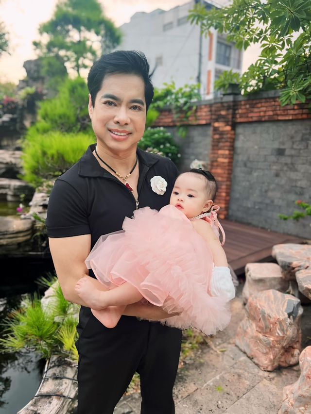 "Ông hoàng nhạc sến" Ngọc Sơn lên chức bố ở tuổi U60- Ảnh 1.