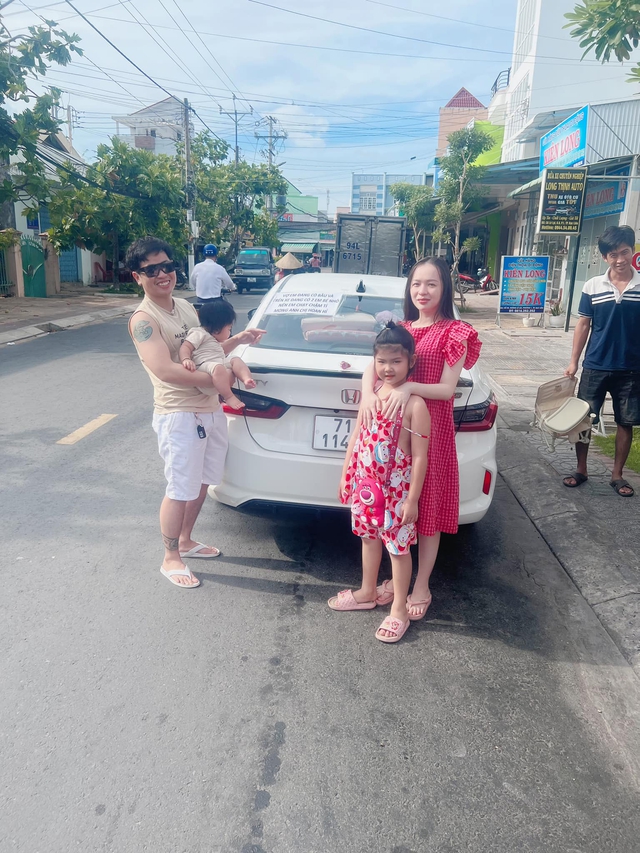 Tờ giấy lạ dán phía sau ô tô khiến người đi đường sửng sốt, không nỡ trách: Chủ xe tiết lộ lí do- Ảnh 3.