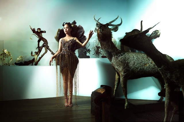 Hoa hậu Bella Vũ hoá nàng tiên rừng bí ẩn trong thiết kế độc bản của Huỳnh Thức- Ảnh 5. Hoa hậu Bella Vũ hoá nàng tiên rừng bí ẩn trong thiết kế độc bản của Huỳnh Thức- Ảnh 5.