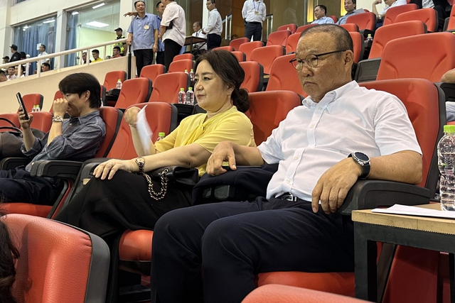 HLV Park Hang-seo tới s&acirc;n Mỹ Đ&igrave;nh xem tuyển Việt Nam, ăn mừng cuồng nhiệt b&agrave;n thắng của Tiến Linh- Ảnh 1.