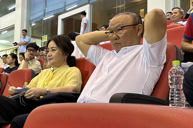 HLV Park Hang-seo tới s&acirc;n Mỹ Đ&igrave;nh xem tuyển Việt Nam, ăn mừng cuồng nhiệt b&agrave;n thắng của Tiến Linh- Ảnh 2.