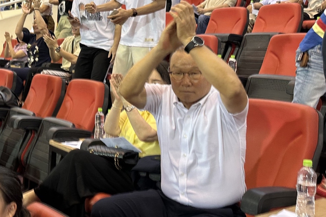 HLV Park Hang-seo tới s&acirc;n Mỹ Đ&igrave;nh xem tuyển Việt Nam, ăn mừng cuồng nhiệt b&agrave;n thắng của Tiến Linh- Ảnh 3.