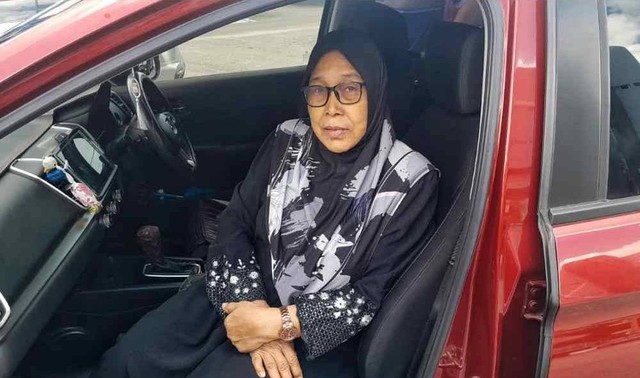 Xuống ô tô vẫn để máy nổ, người phụ nữ không ngờ tới màn cướp xe gay cấn như trong phim- Ảnh 4.