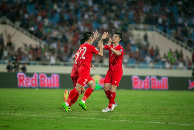 HLV Park Hang-seo tới s&acirc;n Mỹ Đ&igrave;nh xem tuyển Việt Nam, ăn mừng cuồng nhiệt b&agrave;n thắng của Tiến Linh- Ảnh 6.