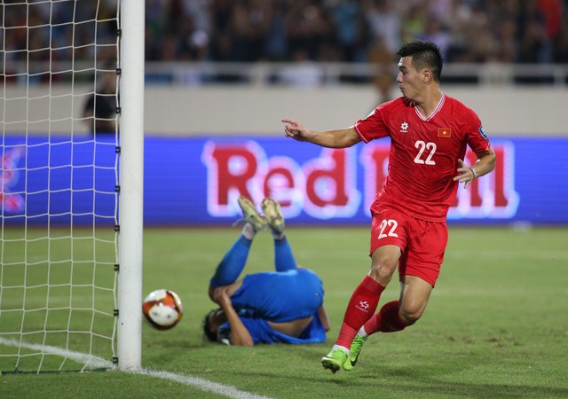 HLV Park Hang-seo tới s&acirc;n Mỹ Đ&igrave;nh xem tuyển Việt Nam, ăn mừng cuồng nhiệt b&agrave;n thắng của Tiến Linh- Ảnh 7.