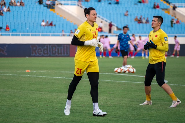 TRỰC TIẾP Việt Nam 3-2 Philippines: Tuấn Hải ghi bàn thắng "quý như vàng" đem về 3 điểm- Ảnh 11. TRỰC TIẾP Việt Nam 3-2 Philippines: Tuấn Hải ghi bàn thắng "quý như vàng" đem về 3 điểm- Ảnh 11.