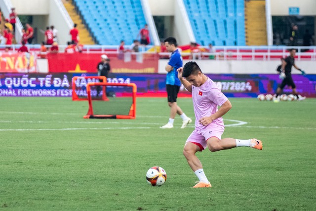 TRỰC TIẾP Việt Nam 3-2 Philippines: Tuấn Hải ghi bàn thắng "quý như vàng" đem về 3 điểm- Ảnh 10. TRỰC TIẾP Việt Nam 3-2 Philippines: Tuấn Hải ghi bàn thắng "quý như vàng" đem về 3 điểm- Ảnh 10.