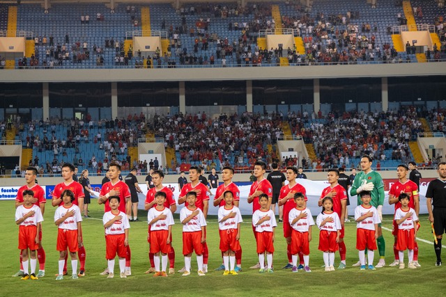 TRỰC TIẾP Việt Nam 3-2 Philippines: Tuấn Hải ghi bàn thắng "quý như vàng" đem về 3 điểm- Ảnh 9. TRỰC TIẾP Việt Nam 3-2 Philippines: Tuấn Hải ghi bàn thắng "quý như vàng" đem về 3 điểm- Ảnh 9.