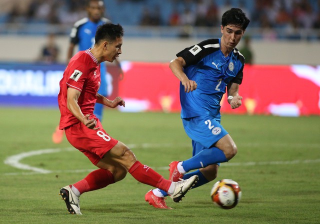 TRỰC TIẾP Việt Nam 3-2 Philippines: Tuấn Hải ghi bàn thắng "quý như vàng" đem về 3 điểm- Ảnh 8. TRỰC TIẾP Việt Nam 3-2 Philippines: Tuấn Hải ghi bàn thắng "quý như vàng" đem về 3 điểm- Ảnh 8.