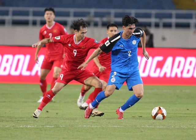 Vụng chèo khéo chống, HLV Kim Sang-sik được "giải cứu" siêu kịch tính vào phút chót để thắp lên hi vọng- Ảnh 1.