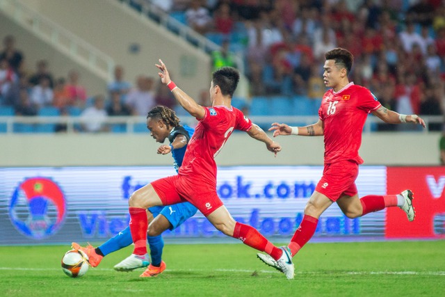 TRỰC TIẾP Việt Nam 3-2 Philippines: Tuấn Hải ghi bàn thắng "quý như vàng" đem về 3 điểm- Ảnh 7. TRỰC TIẾP Việt Nam 3-2 Philippines: Tuấn Hải ghi bàn thắng "quý như vàng" đem về 3 điểm- Ảnh 7.