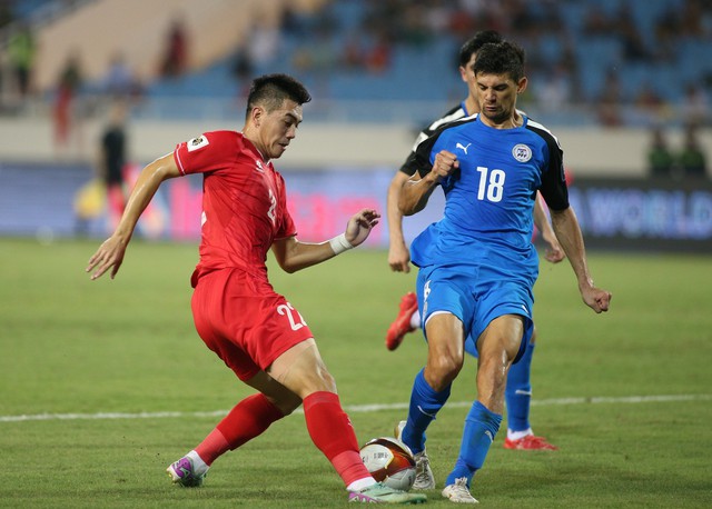 TRỰC TIẾP Việt Nam 3-2 Philippines: Tuấn Hải ghi bàn thắng "quý như vàng" đem về 3 điểm- Ảnh 4.
