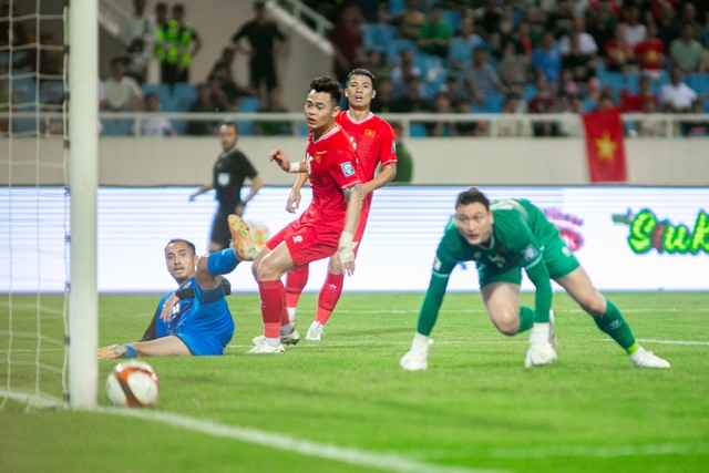 TRỰC TIẾP Việt Nam 3-2 Philippines: Tuấn Hải ghi bàn thắng "quý như vàng" đem về 3 điểm- Ảnh 5. TRỰC TIẾP Việt Nam 3-2 Philippines: Tuấn Hải ghi bàn thắng "quý như vàng" đem về 3 điểm- Ảnh 5.