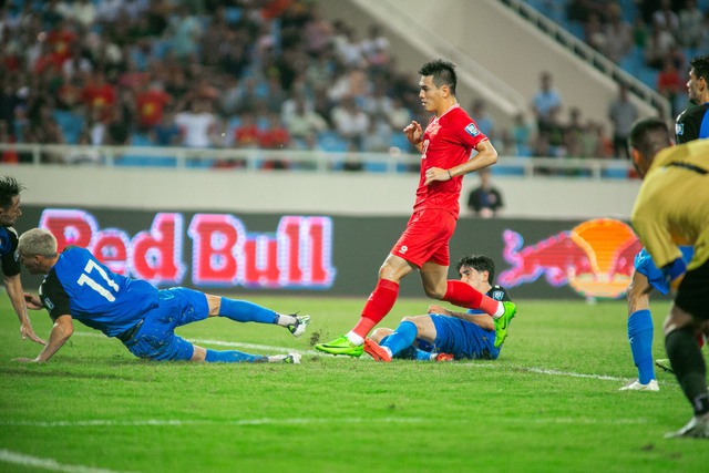 TRỰC TIẾP Việt Nam 3-2 Philippines: Tuấn Hải ghi bàn thắng "quý như vàng" đem về 3 điểm- Ảnh 3. TRỰC TIẾP Việt Nam 3-2 Philippines: Tuấn Hải ghi bàn thắng "quý như vàng" đem về 3 điểm- Ảnh 3.
