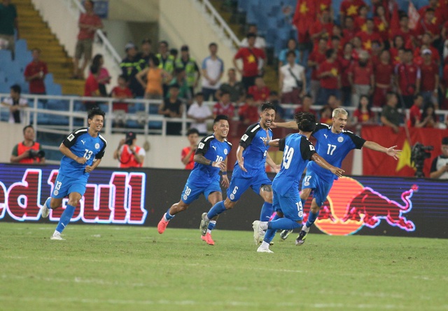 TRỰC TIẾP Việt Nam 3-2 Philippines: Tuấn Hải ghi bàn thắng "quý như vàng" đem về 3 điểm- Ảnh 1. TRỰC TIẾP Việt Nam 3-2 Philippines: Tuấn Hải ghi bàn thắng "quý như vàng" đem về 3 điểm- Ảnh 1.
