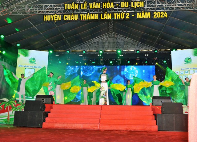 Hoa hậu Nguyễn Thanh Hà xúc động trở về Bến Tre quảng bá du lịch cho quê hương- Ảnh 1.