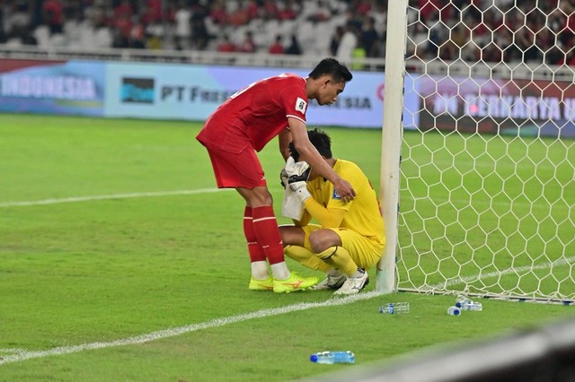 Thủ môn Indonesia đờ đẫn, suy sụp tinh thần vì mắc sai lầm khiến đội nhà bại trận- Ảnh 4.