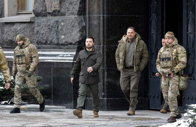 Times: Kiev báo động vì nhân vật bí ẩn đứng sau ông Zelensky, thao túng cả quyết định sa thải Tổng tư lệnh- Ảnh 1.