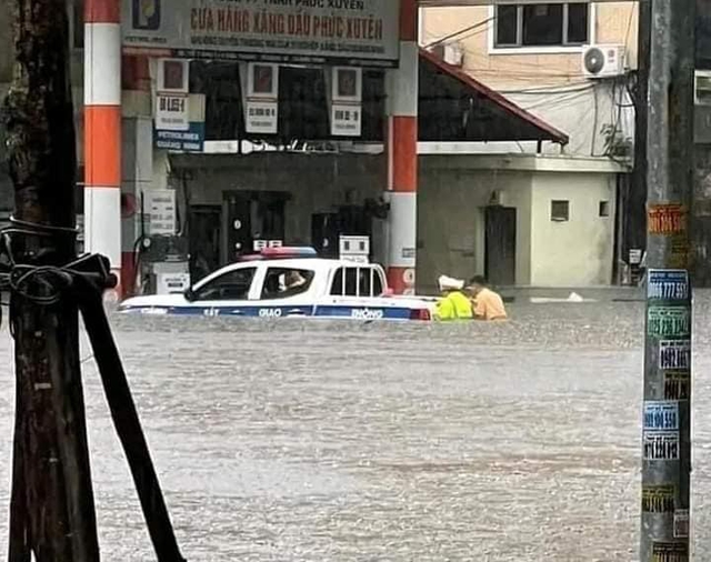 Clip: Xe CSGT "mắc kẹt" giữa dòng nước ngập, người dân Quảng Ninh bất lực trước cơn mưa xối xả- Ảnh 1.